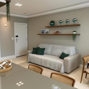 Apartamento com Varanda Gourmet a 400 m Meia Praia