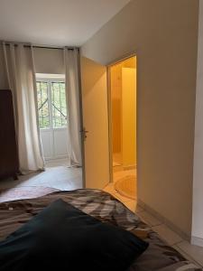 B&B / Chambres d'hotes Castel Rochefort sur Nenon Jura : Chambre Double - Vue sur Jardin