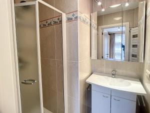 Cozy apartment for 5 persons in Zeerobben