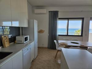 Apartamento moderno na praia com varanda grande