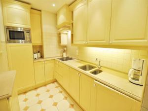 Apartment near Seawall with Parking