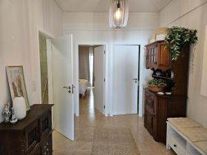 Apartamento moderno na praia com varanda grande