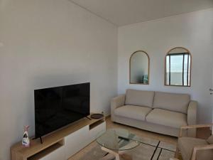 Apartamento moderno na praia com varanda grande
