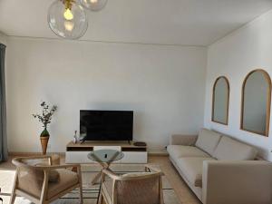 Apartamento moderno na praia com varanda grande