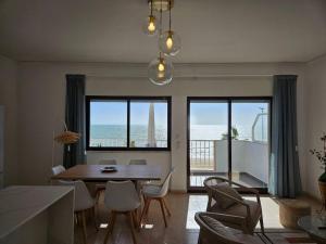 Apartamento moderno na praia com varanda grande