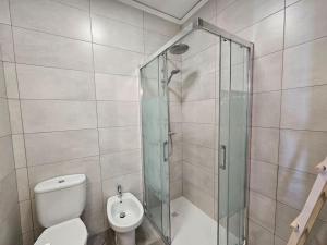 Apartamento moderno na praia com varanda grande