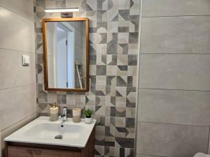 Apartamento moderno na praia com varanda grande