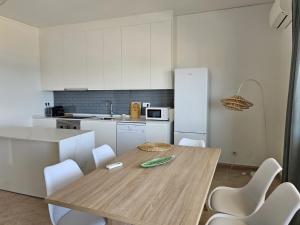 Apartamento moderno na praia com varanda grande
