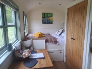 Luxury Shepherds Hutin a countryside setting