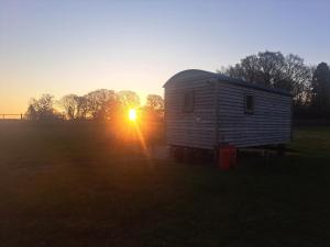 Luxury Shepherds Hutin a countryside setting