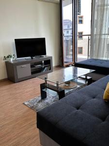 Perfect Sea and Pool View Long Beach Apartment