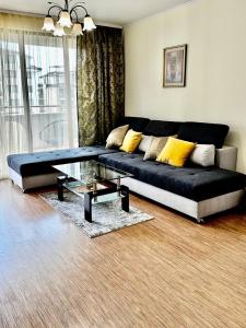 Perfect Sea and Pool View Long Beach Apartment