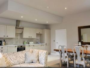 Tomlinsons apartments no 2