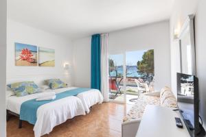 Triple Room with Balcony and Sea View room in Hostal Neptuno