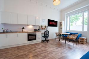 Modern, Central flat with workspace