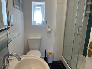 Just B -Town Centre, 2 x Double bedroom apartment with smart TV, full kitchen & great 1400 power shower! St Elmo Cottage