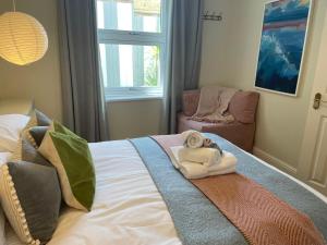 Just B -Town Centre, 2 x Double bedroom Garden Apartment - 55" Smart TV, full kitchen, Nkuku furnishing, great shower! St Elmo Cottage