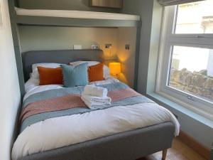 Just B -Town Centre, 2 x Double bedroom apartment with smart TV, full kitchen & great 1400 power shower! St Elmo Cottage