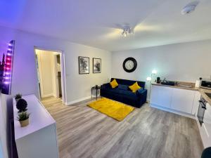 Sleek Urban Getaway - Parking Space - New Large Sofa Bed - Fast WiFi - 10 Minutes Walk to the Beach!
