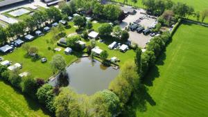 Kampeerhut met gedeeld sanitair