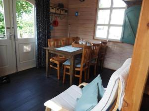 Kampeerhut met gedeeld sanitair