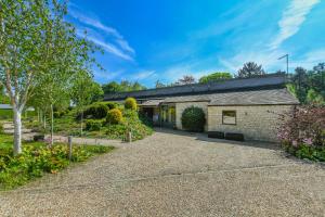 Eco 2-Bed Bungalow with Biodiverse Garden & Solar