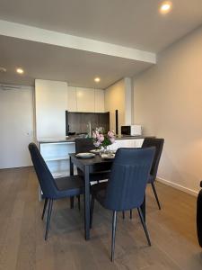 Entire place 2 Bedroom CBD Apartment 1 min to tram stop