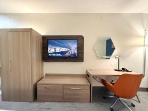 Standard King Room room in Holiday Inn Express Kenedy an IHG Hotel