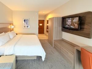 King Room - Mobility Access/Hearing Accessible room in Holiday Inn Express Kenedy an IHG Hotel