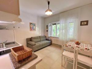 Seafront apartment with balcony-50 m from the sea