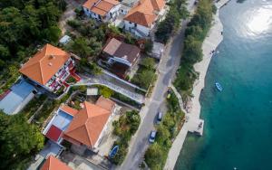 Seafront apartment with balcony-50 m from the sea