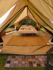 Sfeervolle Tipi tent dicht bij de kust.