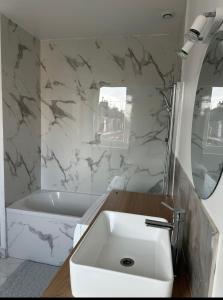 Sweet mother apartement et espace partage 1 & 2 SDB WC Sejour