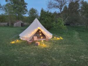 Boutique tent Pruum op een unieke plek in het groen met luxe bed