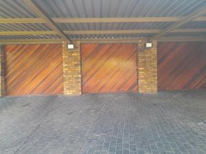 TANS 2 bedroom self-catering house, walking distance to Doringkloof Mall