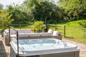Campden Barn - Exclusive Home with Hot Tub