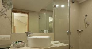 HOTEL Cloud Suites Near Delhi Airport
