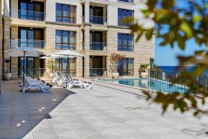 Beachfront 1br Apartment with Sea View