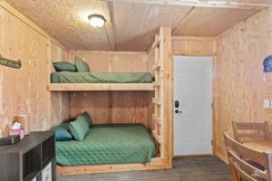 Silver Cabin – Dry Cabin with Bunks Fish On!