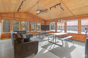 Silver Cabin – Dry Cabin with Bunks Fish On!