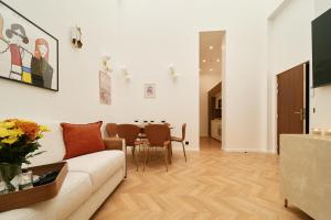 Lavie Maison Glass Roof Flat- AC Hot Tub