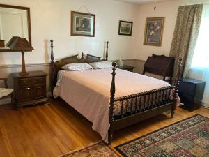 Queen Suite room in Sleepy Hollow Manor