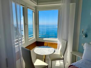 Vertigini Suites, Il Rifugio dell Amore per SOLE COPPIE , A 50m dalla Stazione e dalla Via dell Amore con Vista Mare e Intimità Appagante