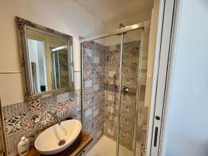 Zimmer mit Queensize-Bett und Meerblick