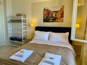 Zimmer mit Kingsize-Bett und Meerblick