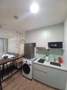 Riveria City By Skyswim Suites