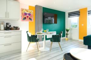 PopArt Studio CITY CENTRE SAUNA BALCONY, PRIVATE PARKING, WIFI NETFLIX- HAVEN4u