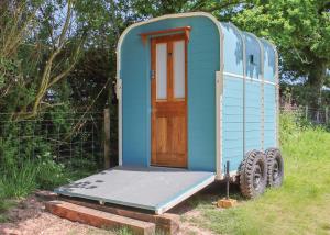 Bowhayes Farm - Camping & Glamping - Shepherds Hut Pippin