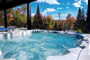 NEW! Chalet Aurora 5 Bedrooms Hot tub Outdoor Pool