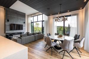 NEW! Chalet Aurora 5 Bedrooms Hot tub Outdoor Pool